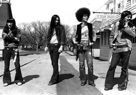Flower Travellin’ Band kuuluu 1970-luvun alun tunnetuimpiin japanilaisiin rockbändeihin.