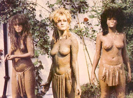 The Slits poseerasi Cut-esikoisalbuminsa kansissa verrattain rohkeissa rihmankiertämissä.