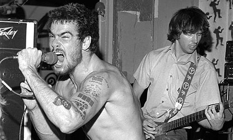 Henry Rollins rypisti Black Flagin otsan.