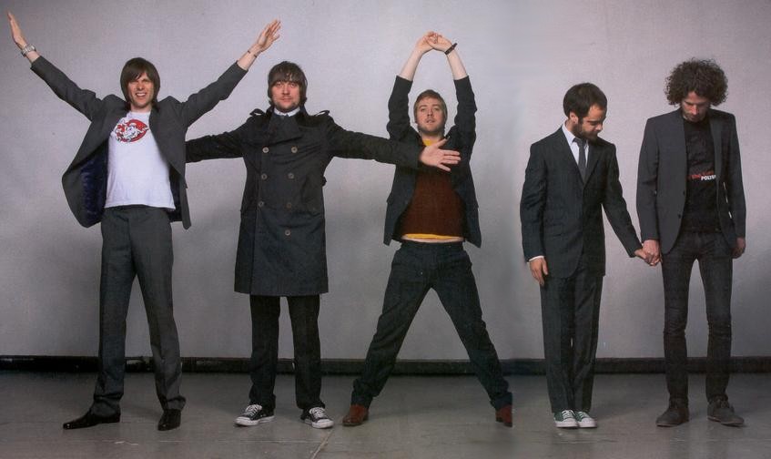 kaiser_chiefs Kaiser Chiefsin Nick Baines (toinen oikealta) tarttuu toveriaan kädestä.
