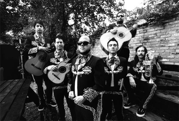 Mariachi El Bronx – yksi heistä varttui susilauman keskellä...