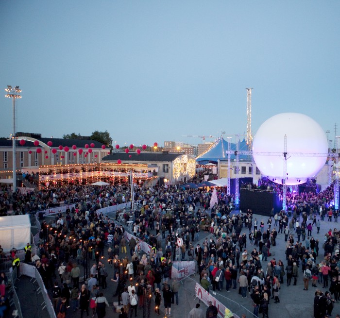 Balloon 360 -lavalla nautitaan intiimeistä festariolosuhteista.