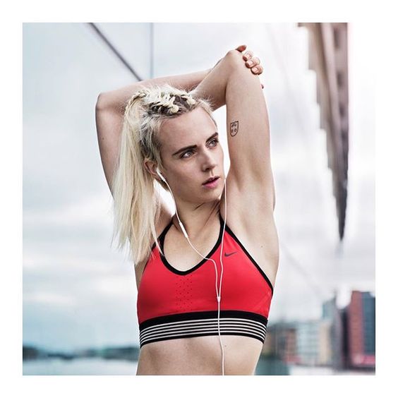 Jännittävästä lettinipusta moderniin design-kuontaloon: 7 olennaisinta MØ-poninhäntää