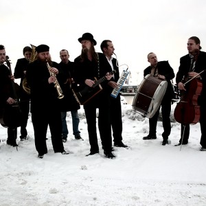 #31 Tuomari Nurmio & Alamaailman vasarat – Paavi Roskapankissa (2005)