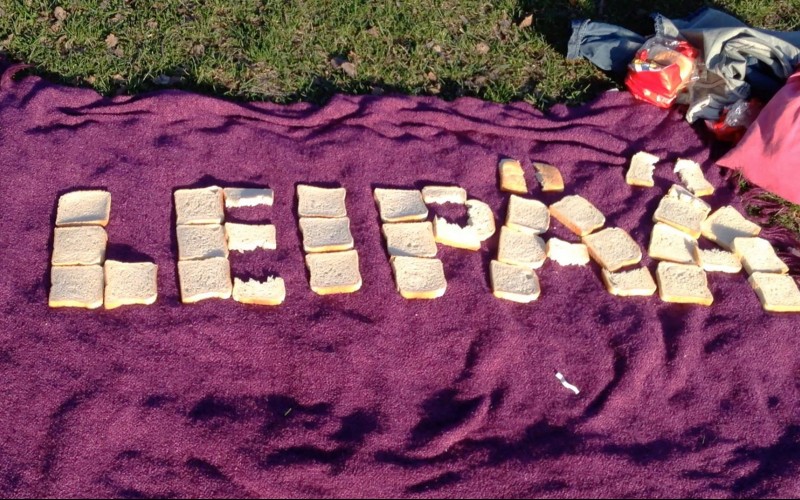 Nuorgam ja Pintandwefall esittävät World Baking Dayn kunniaksi: "Leipää!" Eli Hot Chipin Over and Over viimeinkin suomeksi