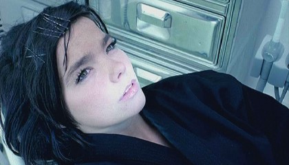 #24 Björk – Army Of Me