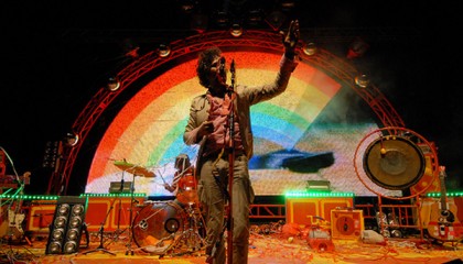Makeisia, muroja ja musikaali – Flaming Lips jatkaa ihanaa sekoiluaan