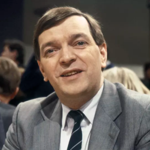 Kun Kuningas-Paavo kohtasi Valtakunnanvittuilijan – Väyrynen Juicen hampaissa