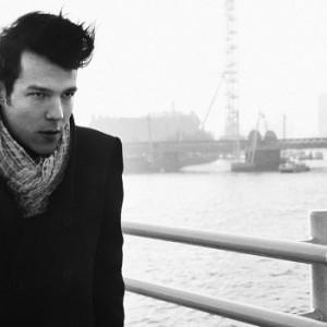 Olavi Uusivirta – Elvis istuu oikealla