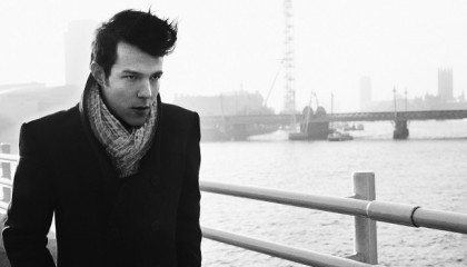 Olavi Uusivirta – Elvis istuu oikealla