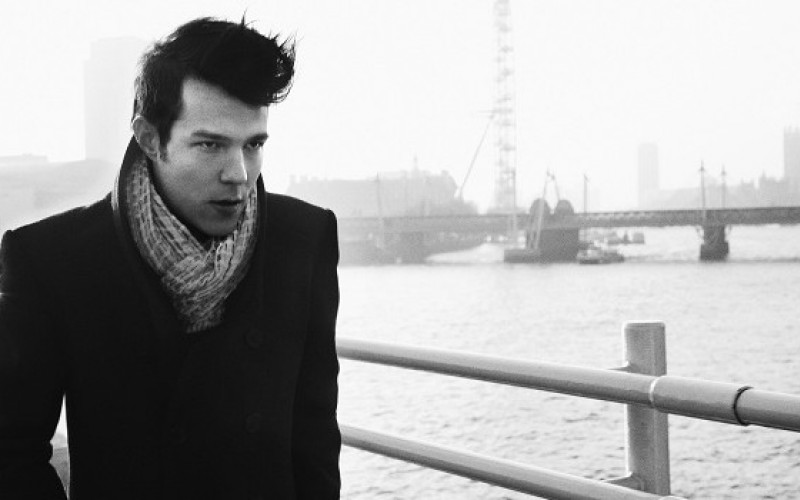 Olavi Uusivirta – Elvis istuu oikealla