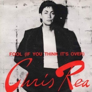 "Olet velho mieheks ja silti jäät sä toiseks" – 5 olennaista Chris Rea -käännöstä