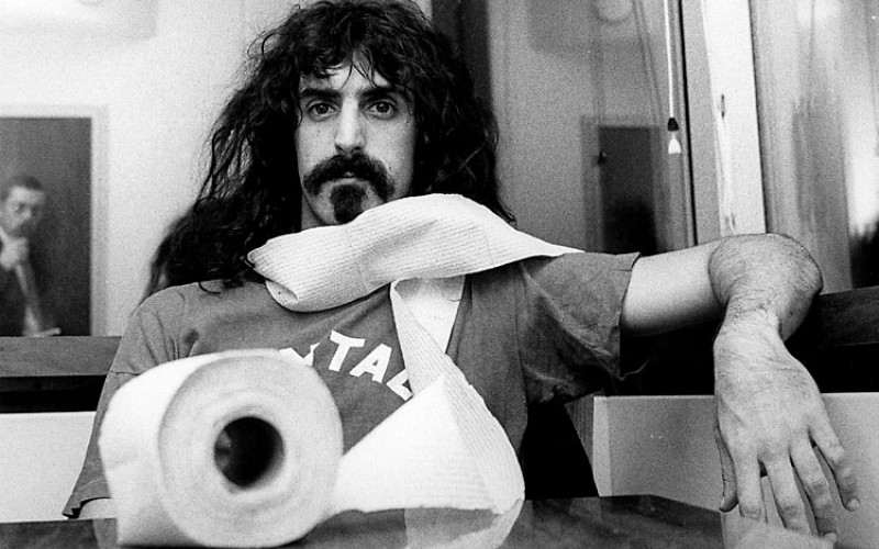 Polkupyörästä pornosotiin – 7 hämmentävää hetkeä Frank Zappan uran varrelta